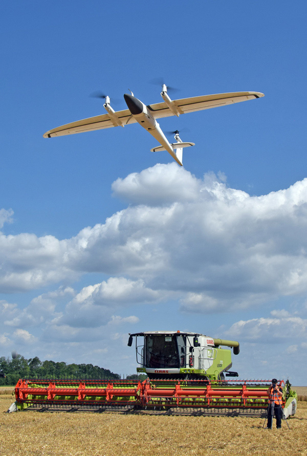 Безпілотний літальний апарат Trinity F9 VTOL працює над жнивним полем. Фото автора